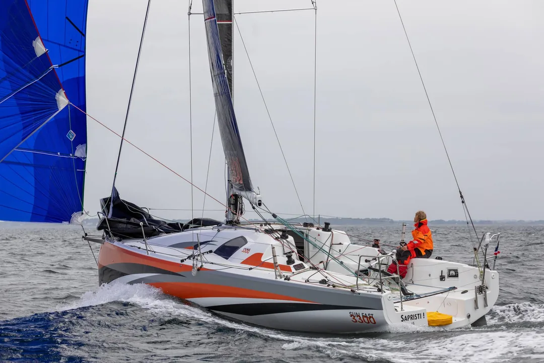 SUN FAST 3300 sailing