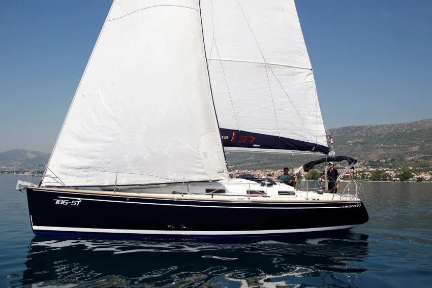 SALONA 37 sailing