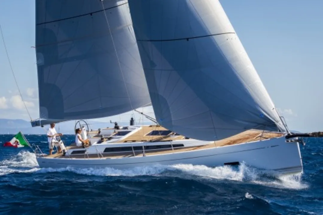 GRAND SOLEIL 43 sailing