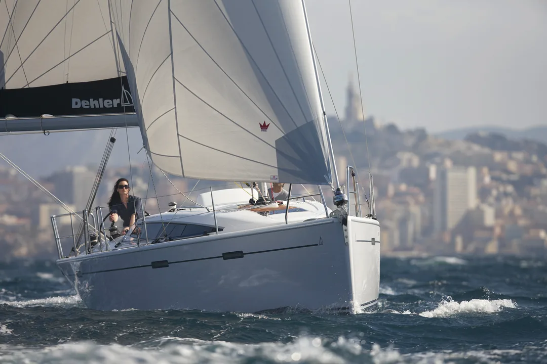 DEHLER 38 sailing