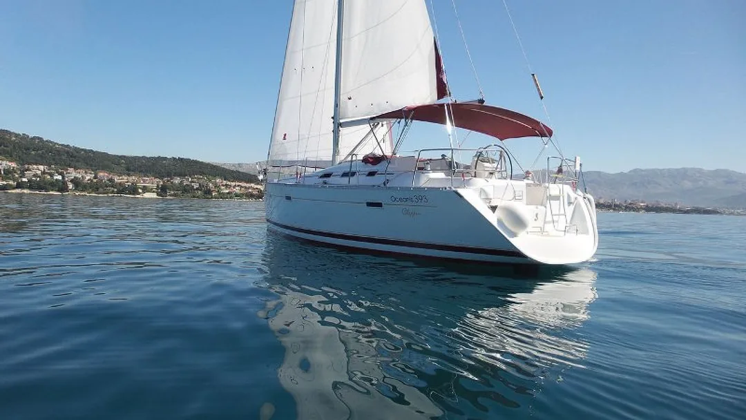 OCEANIS 393 sailing