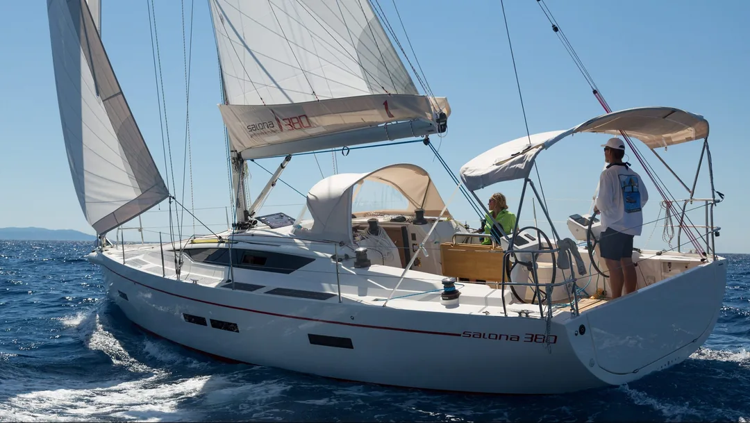SALONA 38 sailing