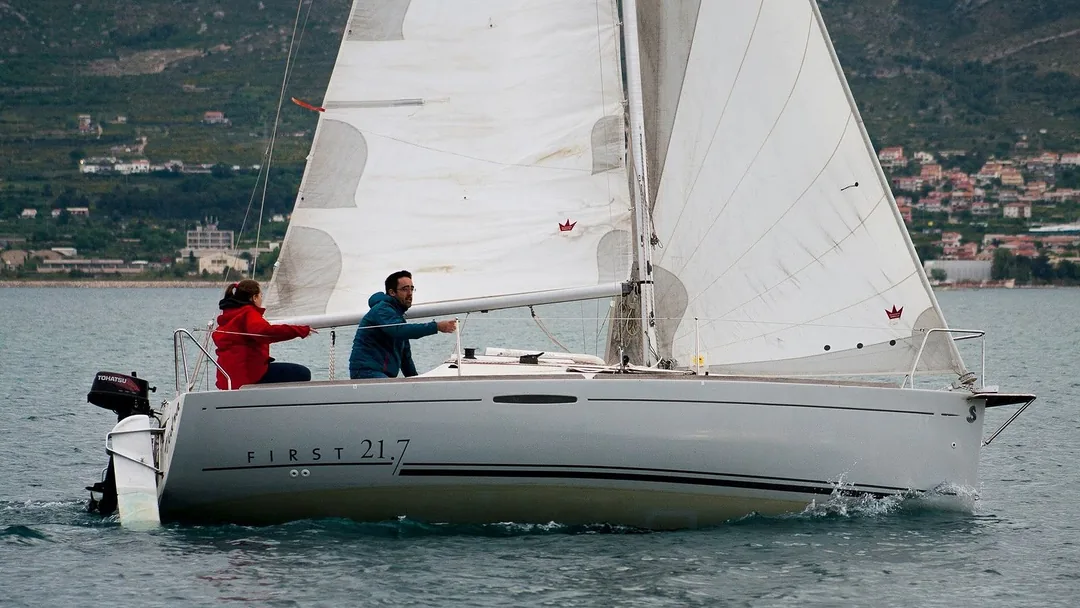 FIRST 21.7 sailing