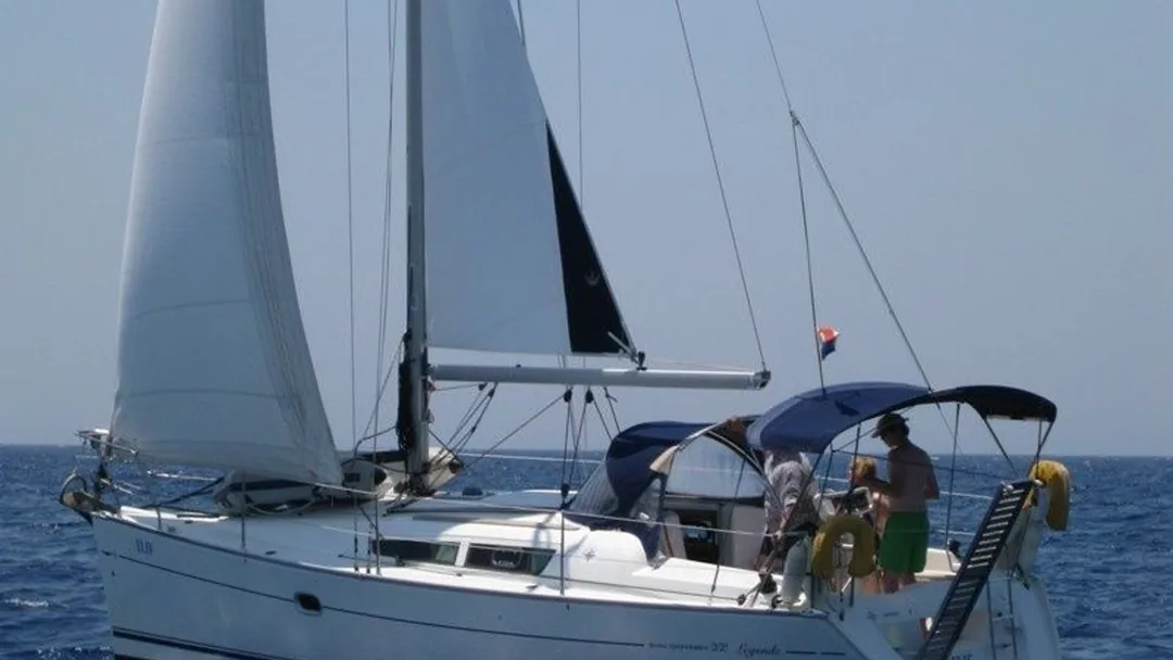 SUN ODYSSEY 32 sailing