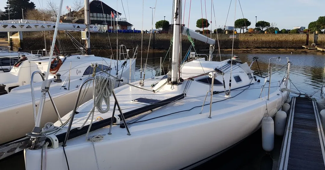 POGO 850 sailing