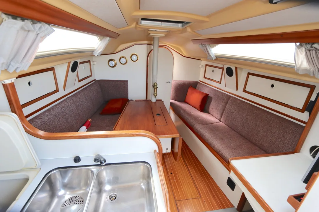 DEHLER 31 sailing