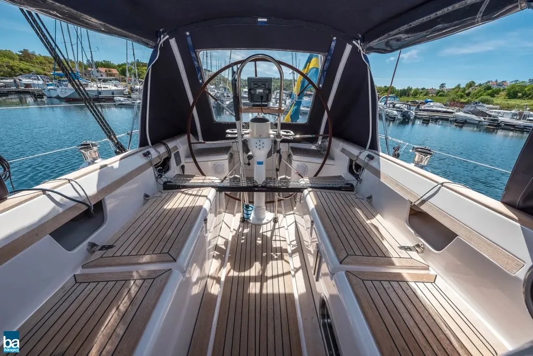 CB 365 sailing