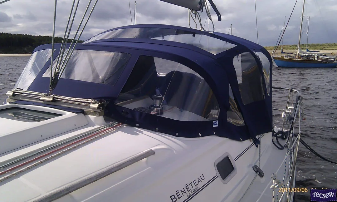 OCEANIS 331 sailing