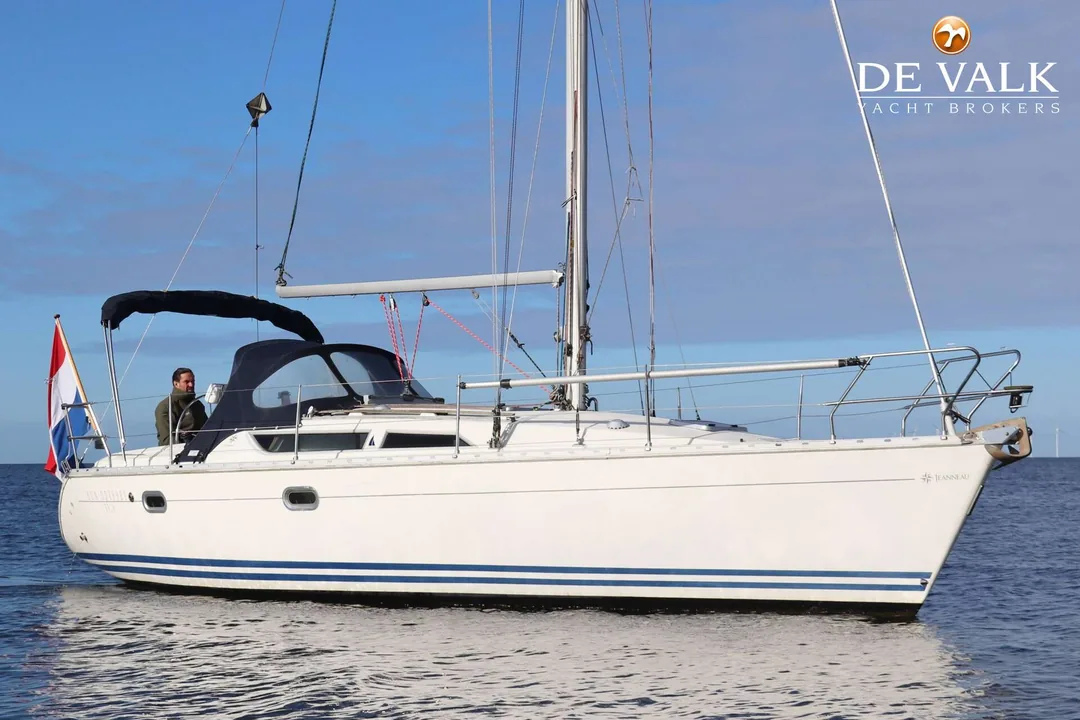 SUN ODYSSEY 33.1 sailing