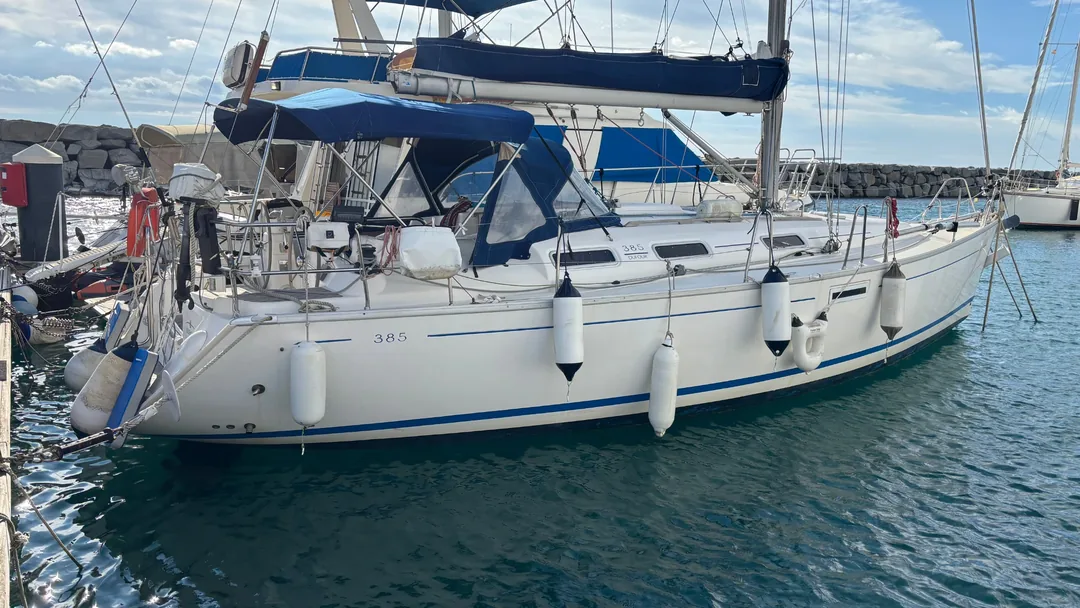 DUFOUR 385 sailing