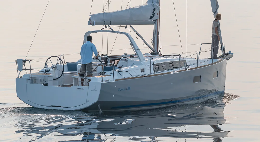 OCEANIS 38 sailing