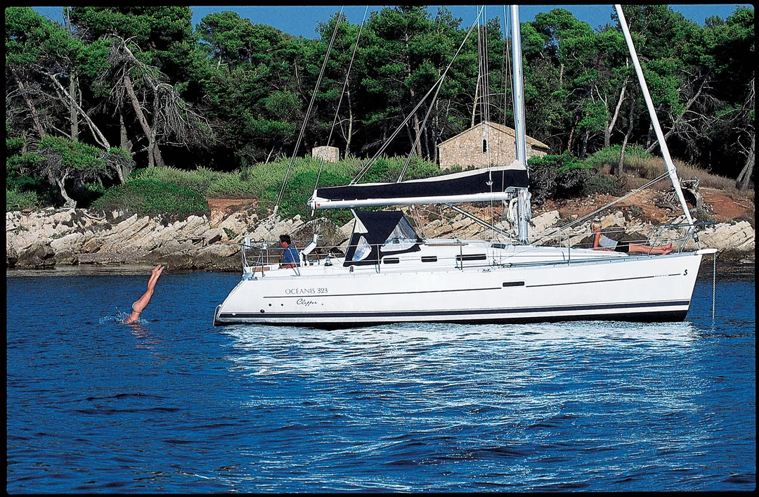 OCEANIS 323 sailing