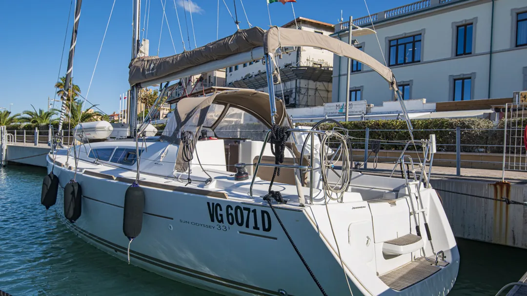 SUN ODYSSEY 33I sailing